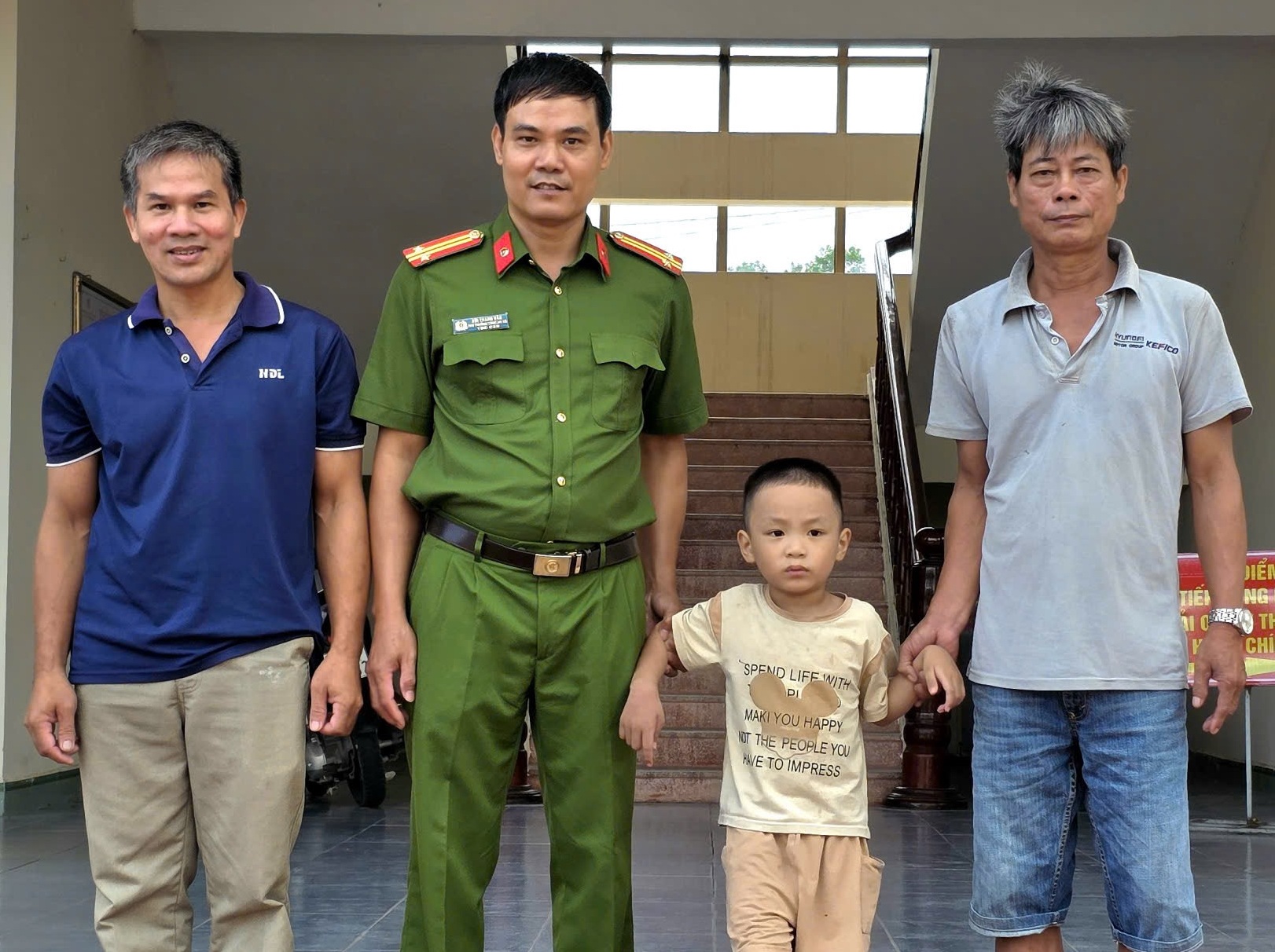 Công an xã Ninh Giang cùng người dân kịp thời tìm được cháu bé đi lạc trong dịp Quốc khánh 2/9
